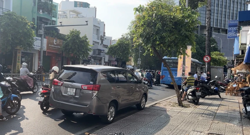 Các phương tiện được đưa vào sát vỉa hè nhằm giải tỏa áp lực giao thông. Ảnh: NGUYỄN YÊN Các phương tiện được đưa vào sát vỉa hè nhằm giải tỏa áp lực giao thông. Ảnh: NGUYỄN YÊN