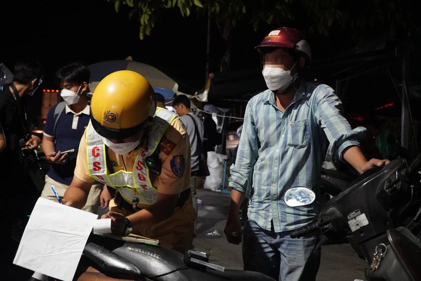 ANh H. làm việc với CSGT.