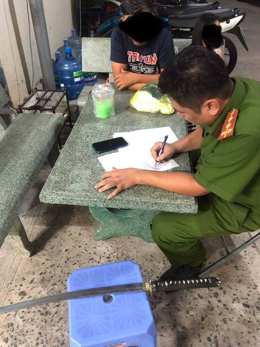 Công an làm việc với một số người liên quan. Ảnh: ĐC Công an làm việc với một số người liên quan. Ảnh: ĐC