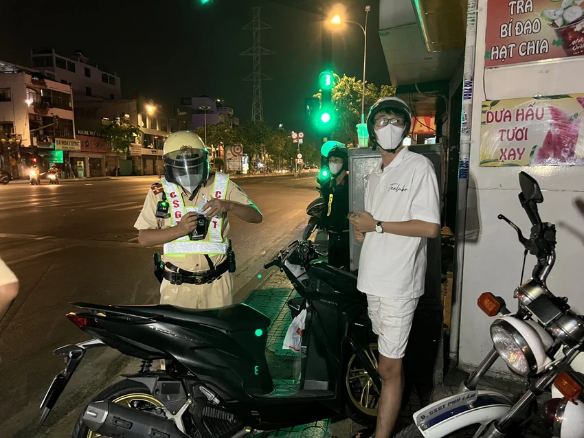 Người vi phạm điện thoại cho người thân để cầu cứu nhưng vẫn bị CSGT xử phạt. Người vi phạm điện thoại cho người thân để cầu cứu nhưng vẫn bị CSGT xử phạt.