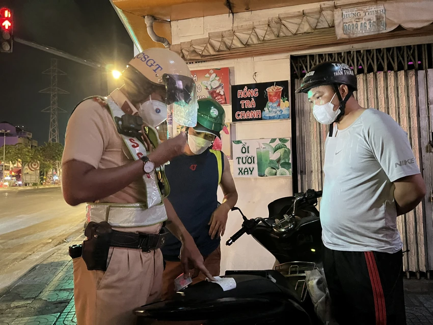 CSGT thông báo nồng độ cồn đo được cho người vi phạm. CSGT thông báo nồng độ cồn đo được cho người vi phạm.
