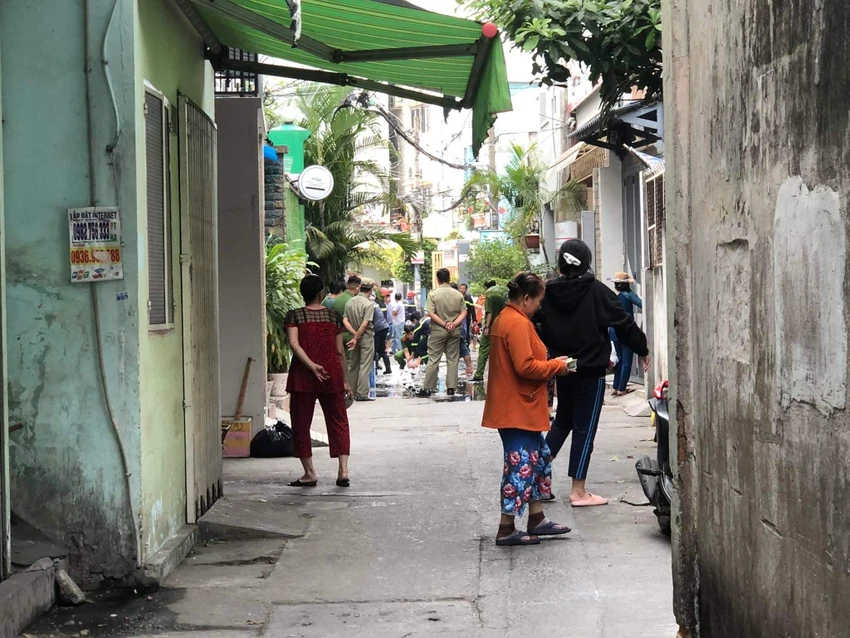 Lực lượng chức năng triển khai chữa cháy căn nhà trong hẻm sâu ở Bình Thạnh. Ảnh: ĐC Lực lượng chức năng triển khai chữa cháy căn nhà trong hẻm sâu ở Bình Thạnh. Ảnh: ĐC