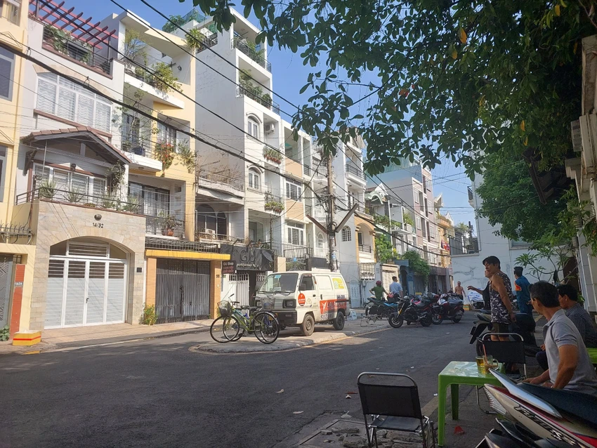 Phong tỏa hiện trường để điều tra vụ cháy. Ảnh: ĐC Phong tỏa hiện trường để điều tra vụ cháy. Ảnh: ĐC