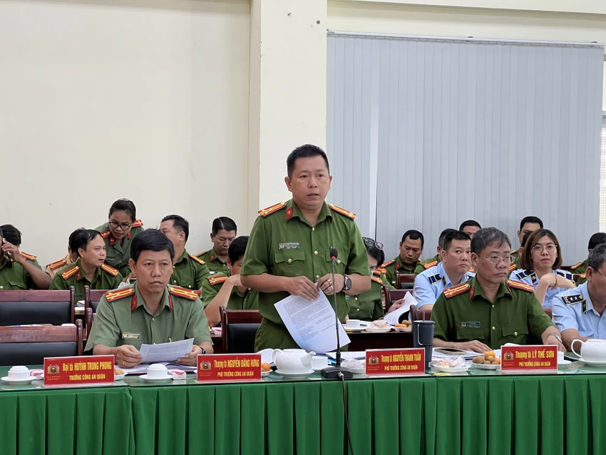 Thượng tá Nguyễn Thanh Tuấn báo cáo tại buổi làm việc. Ảnh: NGUYỄN YÊN Thượng tá Nguyễn Thanh Tuấn báo cáo tại buổi làm việc. Ảnh: NGUYỄN YÊN
