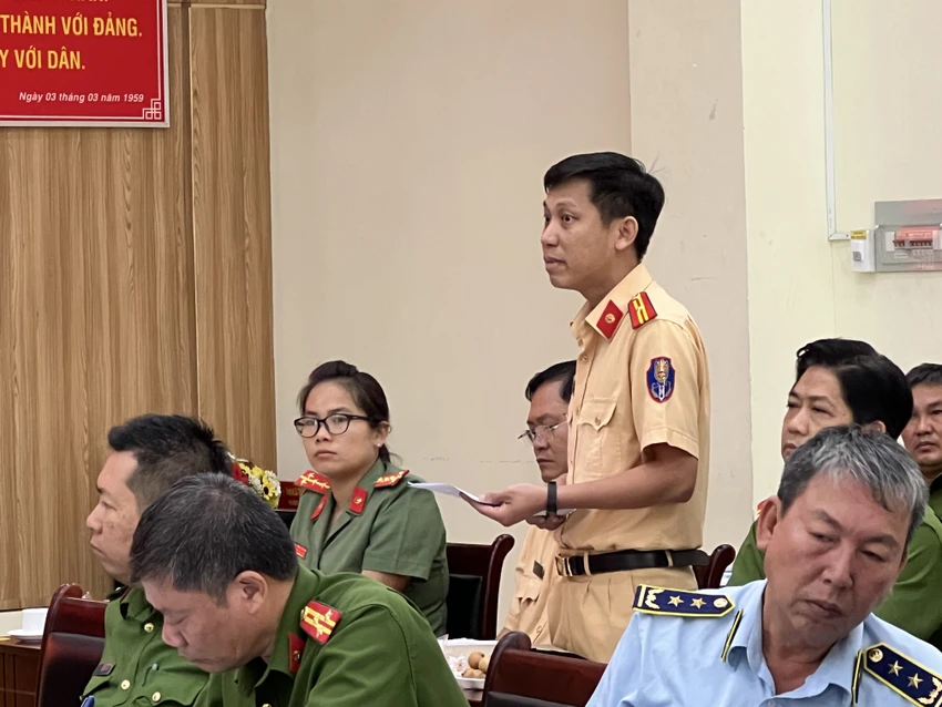 Đại diện Đội CSGT - TT Công an quận 6 phát biểu tại buổi làm việc với đoàn giám sát. Ảnh: NGUYỄN YÊN Đại diện Đội CSGT - TT Công an quận 6 phát biểu tại buổi làm việc với đoàn giám sát. Ảnh: NGUYỄN YÊN