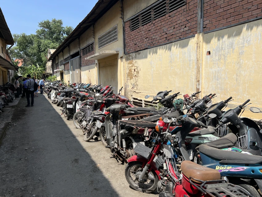 Các phương tiện bị tạm giữ tại kho chủ yếu là xe mù, xe mờ. Ảnh: NGUYỄN YÊN Các phương tiện bị tạm giữ tại kho chủ yếu là xe mù, xe mờ. Ảnh: NGUYỄN YÊN