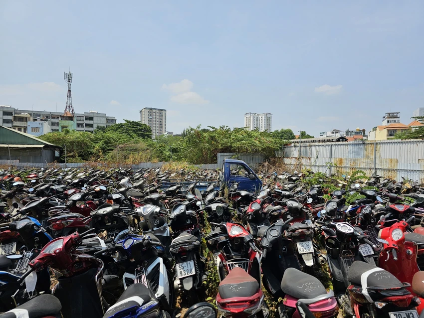 Hàng trăm phương tiện chủ yếu là xe máy nằm trong tình trạng phơi nắng giữa một khu đất trống, không bóng cây.