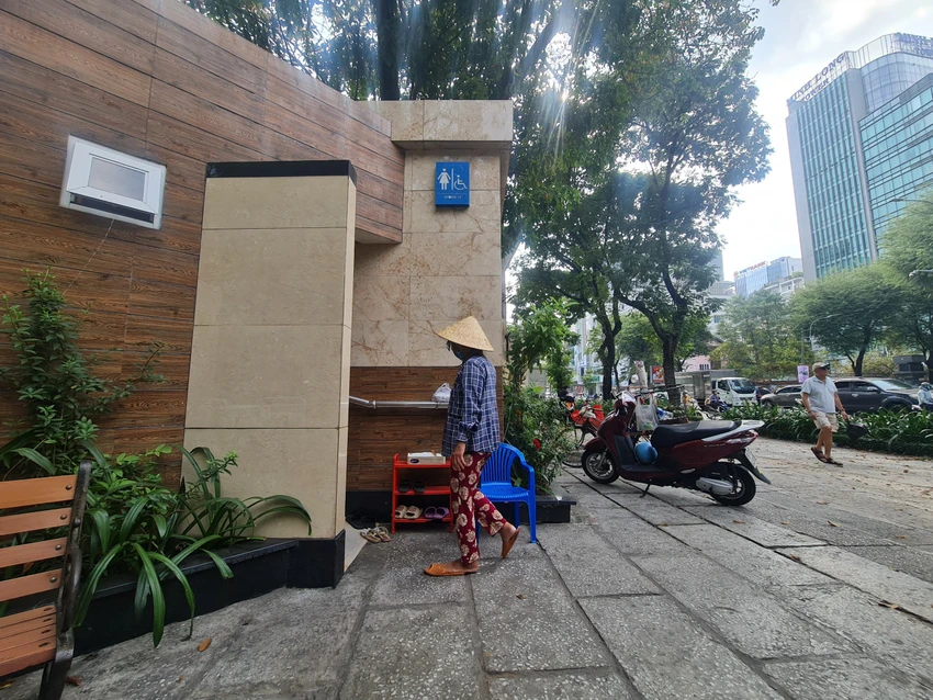 Một nhà vệ sinh công cộng trên địa bàn quận 1. Ảnh: NGUYỄN CHÂU