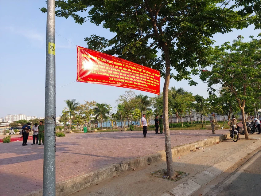 Băng rôn cấm thả diều được treo tại khu vực công viên, tuy vậy nhiều người vẫn cố tình vi phạm. Ảnh: ĐC Băng rôn cấm thả diều được treo tại khu vực công viên, tuy vậy nhiều người vẫn cố tình vi phạm. Ảnh: ĐC