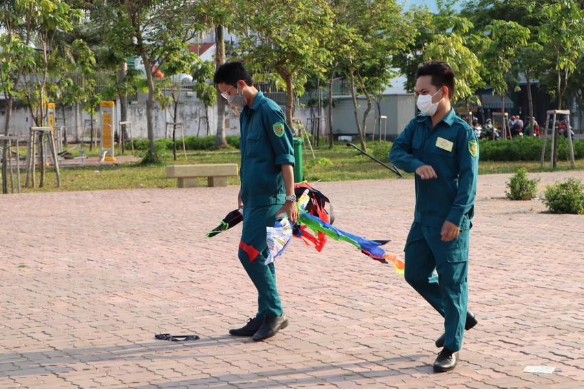 Tổ công tác thu giữ nhiều con diều mà người dân bỏ lại khi thấy lực lượng chức năng. Ảnh: ĐC Tổ công tác thu giữ nhiều con diều mà người dân bỏ lại khi thấy lực lượng chức năng. Ảnh: ĐC