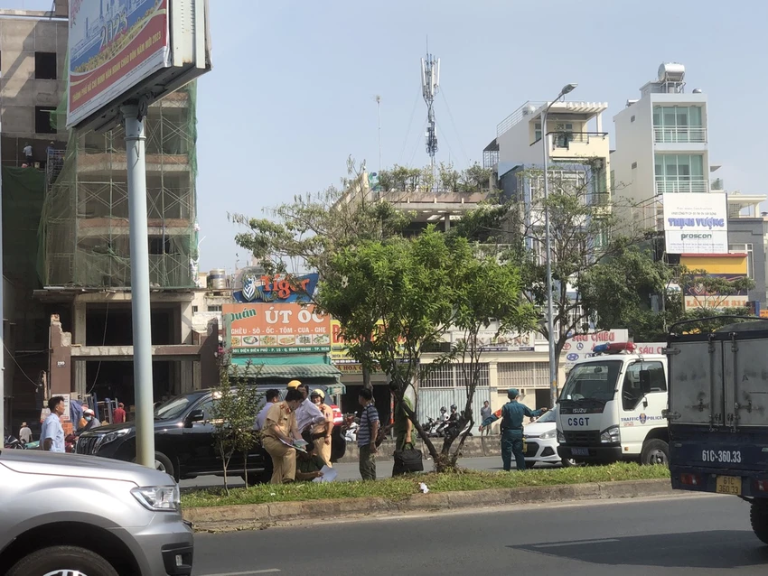 Lực lượng chức năng khám nghiệm hiện trường, điều tra vụ tai nạn. Ảnh: ĐC Lực lượng chức năng khám nghiệm hiện trường, điều tra vụ tai nạn. Ảnh: ĐC