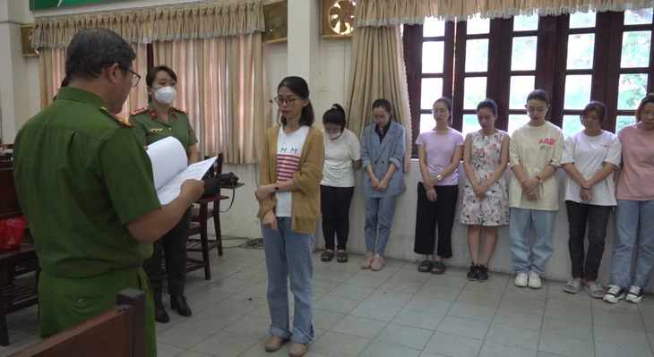 Cơ quan điều tra thực hiện các quyết định tố tụng. Ảnh: CA Cơ quan điều tra thực hiện các quyết định tố tụng. Ảnh: CA