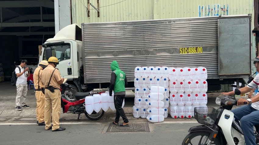 Xe máy chở theo lô can nhựa có chiều cao lên đến 2,1 mét. Ảnh: ĐC Xe máy chở theo lô can nhựa có chiều cao lên đến 2,1 mét