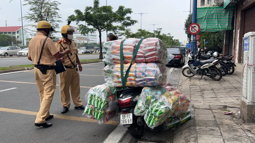 Nhiều trường hợp chở hàng cồng kềnh bị tổ công tác xử phạt. Ảnh: ĐC Nhiều trường hợp chở hàng cồng kềnh bị tổ công tác xử phạt. Ảnh: ĐC