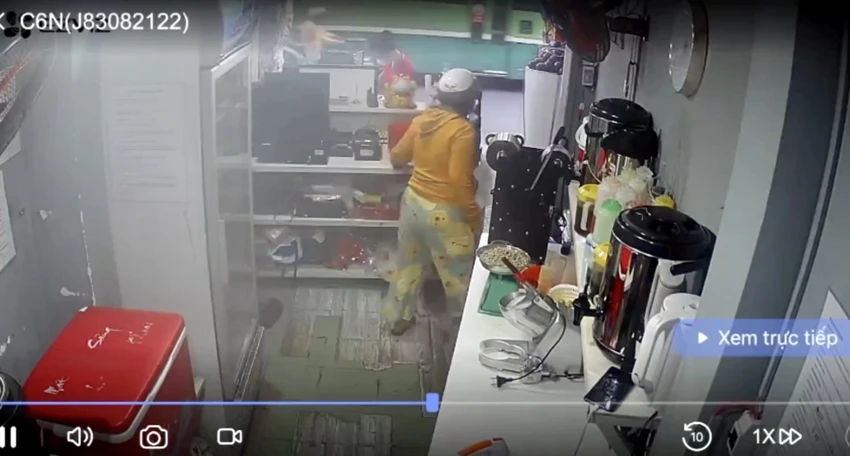 Hình ảnh người phụ nữ lấy trộm điện thoại của nữ nhân viên. Ảnh cắt từ clip Hình ảnh người phụ nữ lấy trộm điện thoại của nữ nhân viên. Ảnh cắt từ clip