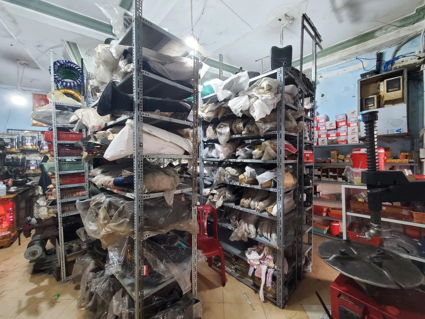 Nhiều thùng linh kiện, phụ tùng không rõ nguồn gốc bị lực lượng chức năng phát hiện. Ảnh: PC08 Nhiều thùng linh kiện, phụ tùng không rõ nguồn gốc bị lực lượng chức năng phát hiện. Ảnh: PC08