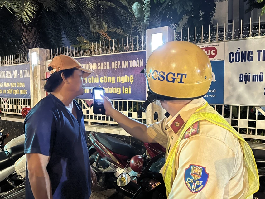 Nhiều trường hợp vi phạm nồng độ cồn bị CSGT lập biên bản. Ảnh: NGUYỄN YÊN Nhiều trường hợp vi phạm nồng độ cồn bị CSGT lập biên bản. Ảnh: NGUYỄN YÊN