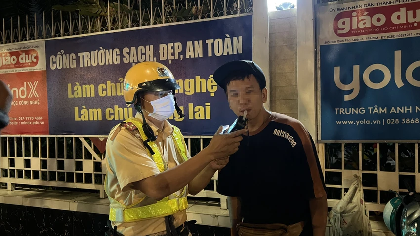 Tài xế M. đang thổi vào máy đo nồng độ cồn, kết quả người này có nồng độ cồn lên đến 0,631 mg/ L khí thở. Ảnh: NGUYỄN YÊN Tài xế M. đang thổi vào máy đo nồng độ cồn, kết quả người này có nồng độ cồn lên đến 0,631 mg/ L khí thở. Ảnh: NGUYỄN YÊN