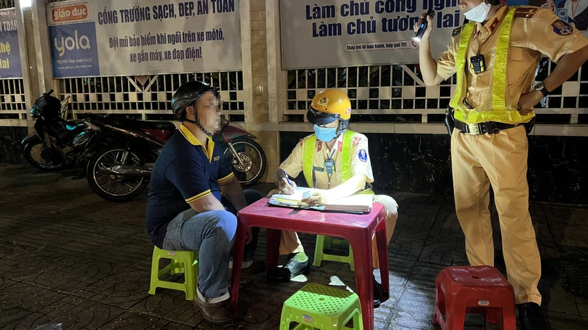 Anh B. làm việc với tổ công tác. Ảnh: NGUYỄN YÊN Anh B. làm việc với tổ công tác. Ảnh: NGUYỄN YÊN