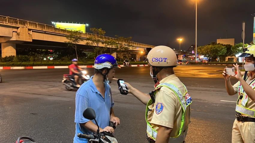 CSGT kiểm tra nồng độ cồn của anh T. Ảnh: NY CSGT kiểm tra nồng độ cồn của anh T. Ảnh: NY
