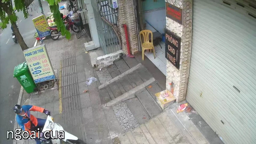 Người đàn ông chạy xe máy đến rồi dựng trước cửa nhà nghỉ, sau đó vào trong trộm đồ. Ảnh cắt từ clip Người đàn ông chạy xe máy đến rồi dựng trước cửa nhà nghỉ, sau đó vào trong trộm đồ. Ảnh cắt từ clip