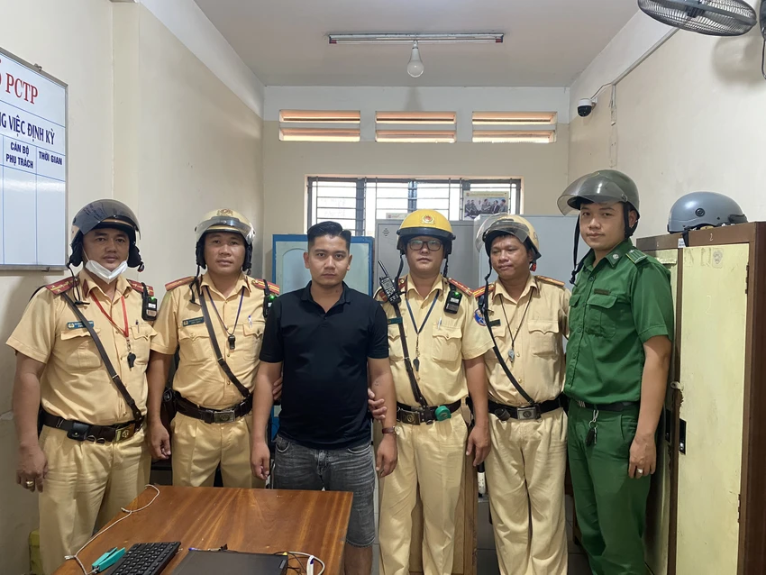 Tổ công tác Đội CSGT Bình triệu bàn giao Chiến cho Công an phường Linh Xuân. Ảnh: PC08 Tổ công tác Đội CSGT Bình triệu bàn giao Chiến cho Công an phường Linh Xuân. Ảnh: PC08