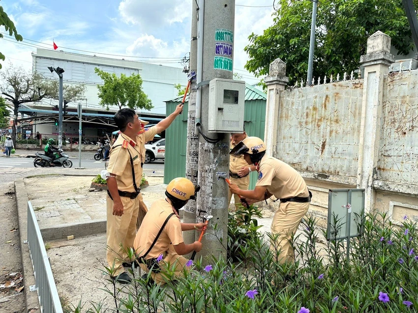 Lực lượng CSGT TP.HCM ra quân xóa quảng cáo tín dụng đen, cho vay, cờ bạc trên đường phố. Ảnh: PC08 Lực lượng CSGT TP.HCM ra quân xóa quảng cáo tín dụng đen, cho vay, cờ bạc trên đường phố. Ảnh: PC08