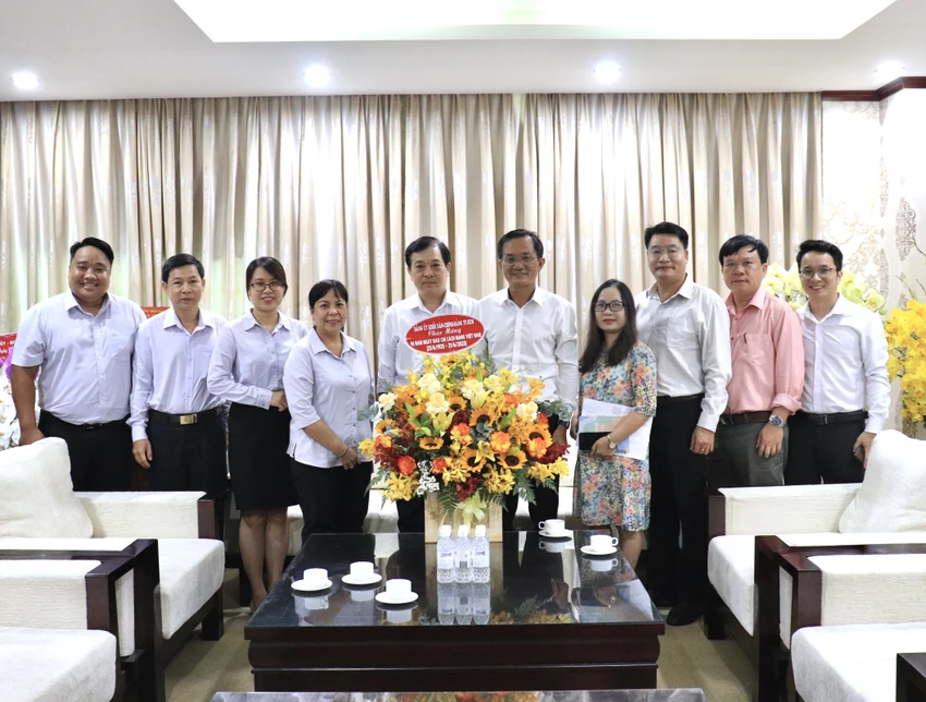Ban Thường vụ Đảng uỷ Khối Dân - Chính - Đảng TP.HCM chúc mừng báo Pháp Luật TP.HCM. Ảnh: BẢO PHƯƠNG Ban Thường vụ Đảng uỷ Khối Dân - Chính - Đảng TP.HCM chúc mừng báo Pháp Luật TP.HCM. Ảnh: BẢO PHƯƠNG