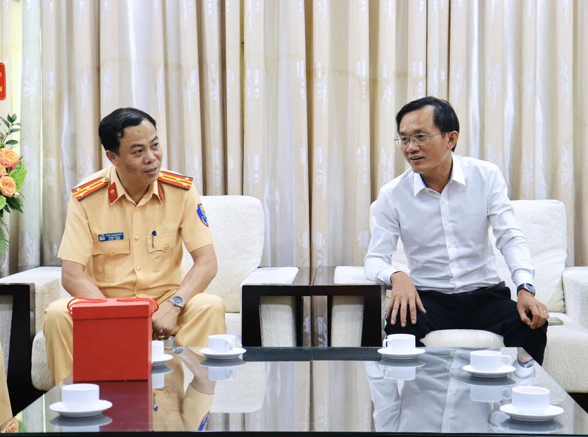 Ông Nguyễn Đức Hiển, Phó Tổng biên tập Thường trực báo Pháp Luật TP.HCM trò chuyện cùng Thượng tá Trần Trung Hiếu, Trưởng phòng PC08. Ảnh: DI LINH Ông Nguyễn Đức Hiển, Phó Tổng biên tập Thường trực báo Pháp Luật TP.HCM trò chuyện cùng Thượng tá Trần Trung Hiếu, Trưởng phòng PC08. Ảnh: DI LINH