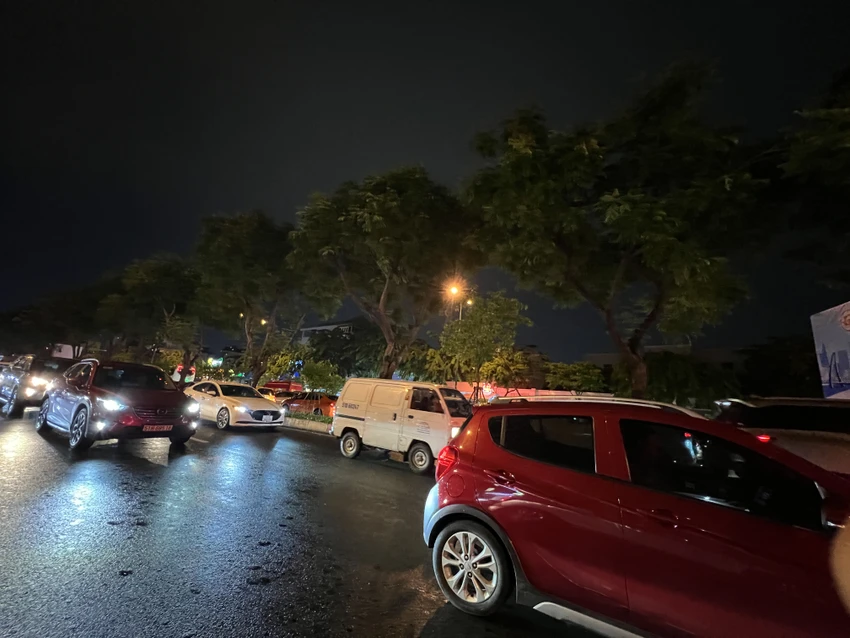 Trong một khoảng thời gian dài, các phương tiện hầu như chỉ di chuyển được một quãng ngắn. Trong một khoảng thời gian dài, các phương tiện hầu như chỉ di chuyển được một quãng ngắn.