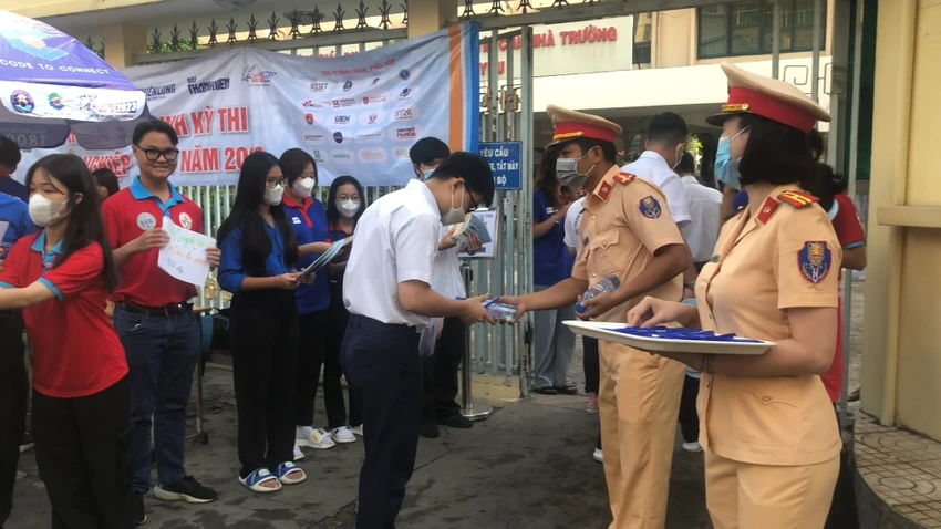 CSGT tặng nước suối, bút cho các thí sinh kỳ thi THPT Quốc gia tại điểm trường THPT Hùng Vương, quận 5. Ảnh: NGUYỄN YÊN CSGT tặng nước suối, bút cho các thí sinh kỳ thi THPT Quốc gia tại điểm trường THPT Hùng Vương, quận 5. Ảnh: NGUYỄN YÊN