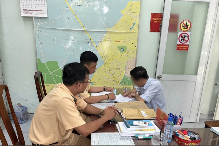 CSGT làm việc với tài xế vi phạm. Ảnh: PC08 CSGT làm việc với tài xế vi phạm. Ảnh: PC08