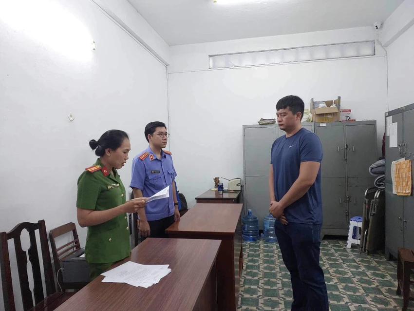 Cơ quan chức năng đọc quyết định khởi tố vụ án, khởi tố bị can đối với Bảo. Ảnh: ĐC Cơ quan chức năng đọc quyết định khởi tố vụ án, khởi tố bị can đối với Bảo. Ảnh: ĐC