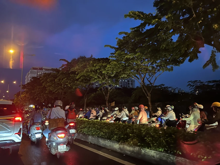 Làn dành cho xe máy kẹt cứng phương tiện, người dân di chuyển khó khăn.