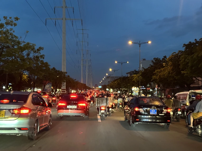 Hàng dài phương tiện di chuyển khó khăn trên đường Phạm Văn Đồng vào chiều tối 17-8.