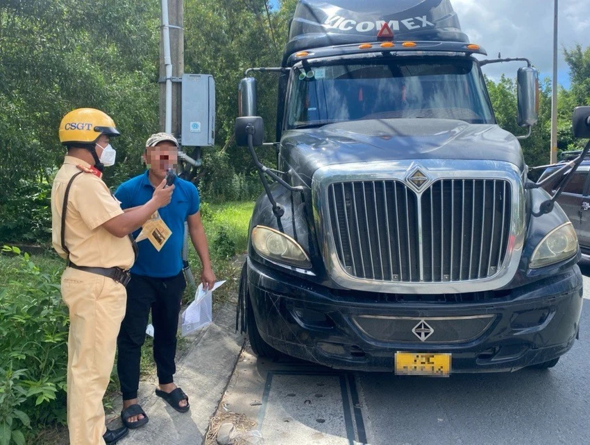 CSGT kiểm tra nồng độ cồn đối với xe container trong cao điểm. Ảnh: CA CSGT kiểm tra nồng độ cồn đối với xe container trong cao điểm. Ảnh: CA