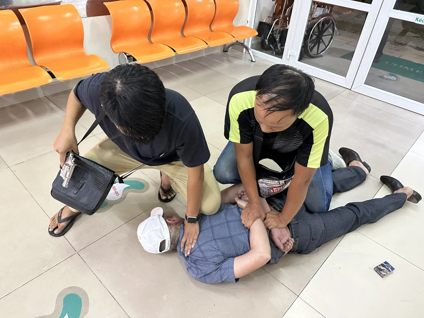 Các trinh sát hình sự bắt giữ Dũng khi phát hiện người này đi sơ cứu tại bệnh viện. Ảnh: CA Các trinh sát hình sự bắt giữ Dũng khi phát hiện người này đi sơ cứu tại bệnh viện. Ảnh: CA