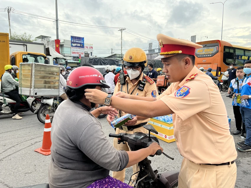 CSGT đổi nón bảo hiểm cho một người dân chiều 31-8. CSGT đổi nón bảo hiểm cho một người dân chiều 31-8.