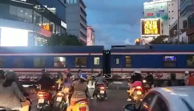 Đoàn tàu dừng lại sau tai nạn chắn ngang đường Nguyễn Văn Trỗi.