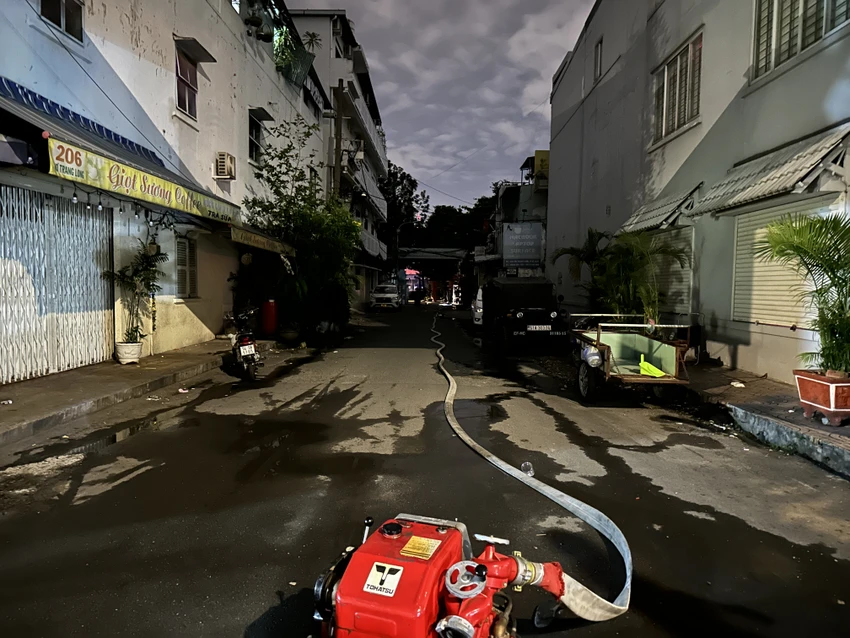 Sau một thời gian ngắn dập lửa, đám cháy được khống chế. Sau một thời gian ngắn dập lửa, đám cháy được khống chế.
