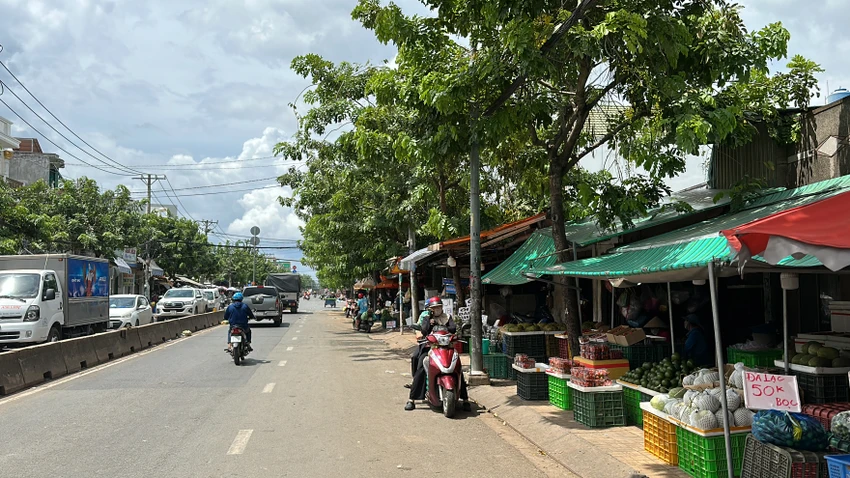 Buôn bán hàng trên đường Nguyễn Thị Sóc. Ảnh: TÂN YÊN