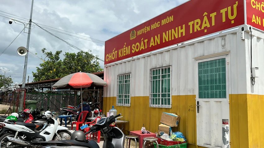 Chốt kiểm soát an ninh trật tự trên đường số 4 có cán bộ TTĐT túc trực vào sáng 6-9. Ảnh: TÂN YÊN