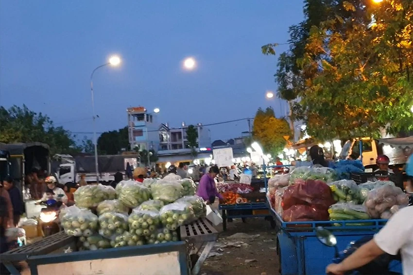 Tình trạng buôn bán bát nháo tại khu vực chợ đầu mối Hóc Môn trước khi báo phản ánh.