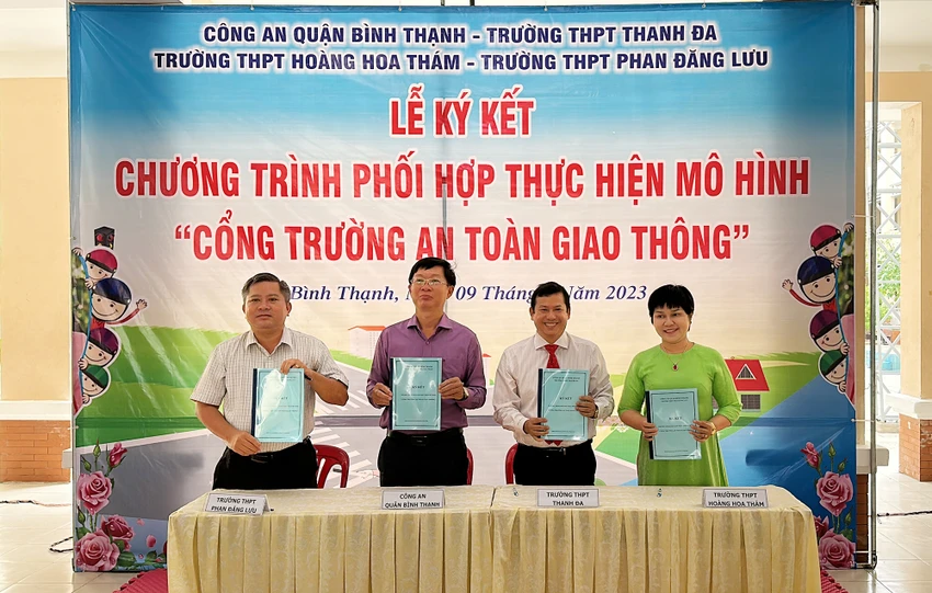 Đại diện các đơn vị tham gia ký kết phối hợp thực hiện mô hình “Cổng trường an toàn giao thông” năm 2023. Ảnh: NGUYỄN YÊN Đại diện các đơn vị tham gia ký kết phối hợp thực hiện mô hình “Cổng trường an toàn giao thông” năm 2023. Ảnh: NGUYỄN YÊN