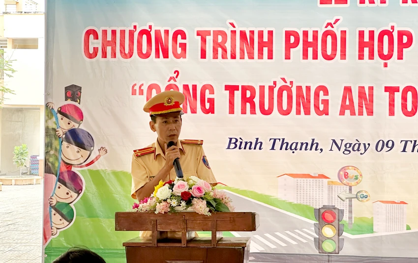 Trung tá Trần Huy Hoàng, Đội trưởng Đội CSGT – TT Công an quận Bình Thạnh phát biểu tại buổi lễ. Ảnh: NGUYỄN YÊN Trung tá Trần Huy Hoàng, Đội trưởng Đội CSGT – TT Công an quận Bình Thạnh phát biểu tại buổi lễ. Ảnh: NGUYỄN YÊN