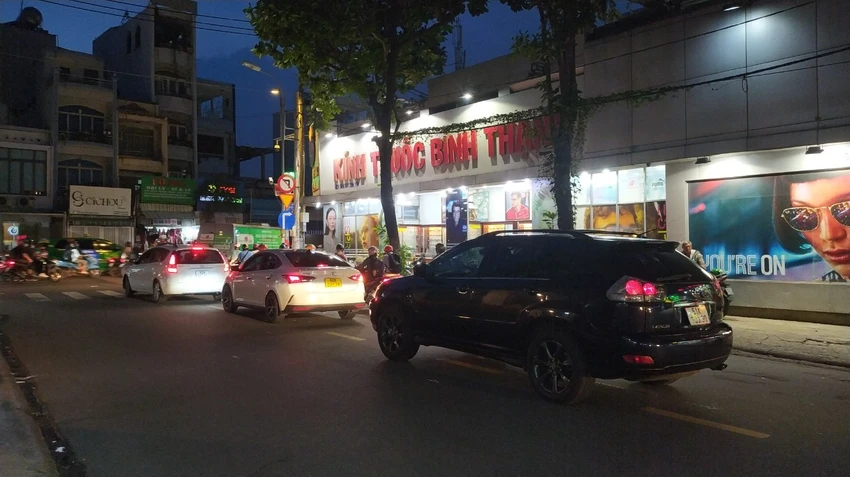 xe-oto-di-vao-duong-cam-plo-2.jpg