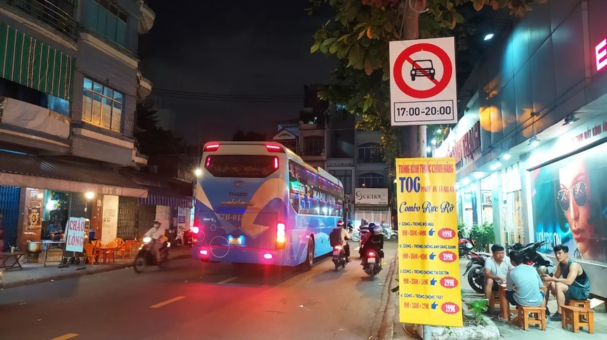 xe-oto-di-vao-duong-cam-plo-5.jpg