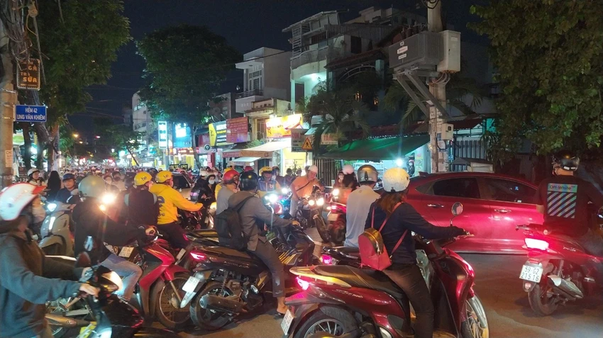 xe-oto-di-vao-duong-cam-plo-8.jpg