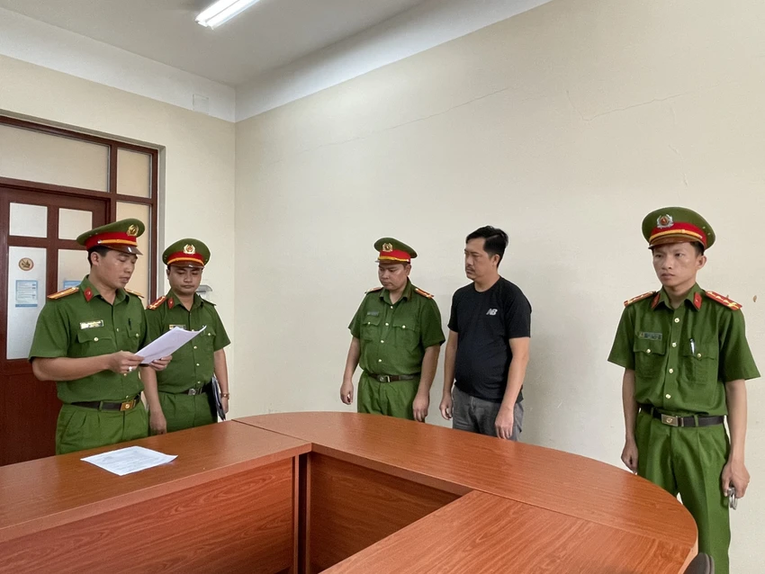 nhom-buon-lau-hang-chuc-ngan-iphone-tri-gia-300-ti-tu-campuchia-ve-viet-nam-3-7628-7220.jpg