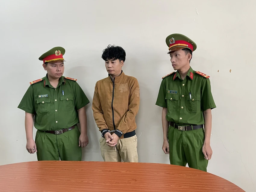 nhom-buon-lau-hang-chuc-ngan-iphone-tri-gia-300-ti-tu-campuchia-ve-viet-nam-5-6231-6069.jpg